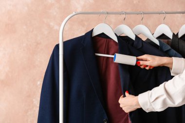 Renkli silindirli kadın ceketi.