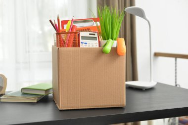 Ofisteki kişisel eşyalarla dolu bir kutu.