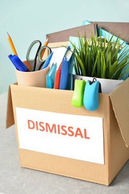 Kişisel eşyalarla dolu bir kutu, yakın plan.