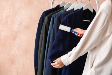 Renkli silindirli kadın ceketi.