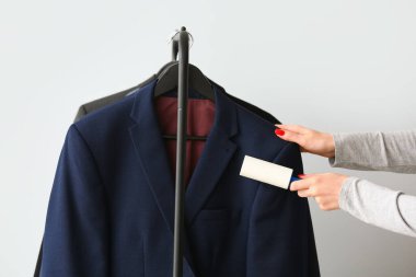 Hafif arka planda pamuk silindirli kadın ceketi.