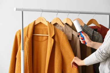 Beyaz arka planda pamuk silindirli kadın.