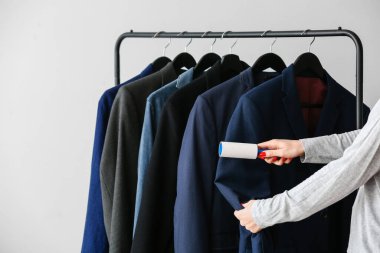 Hafif arka planda pamuk silindirli kadın ceketi.