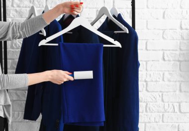 Tuğla kaplama silindirli çamaşırları temizleyen kadın.