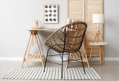 Modern işyerine sahip şık bir oda.