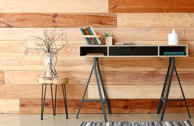 Modern işyerine sahip şık bir oda.