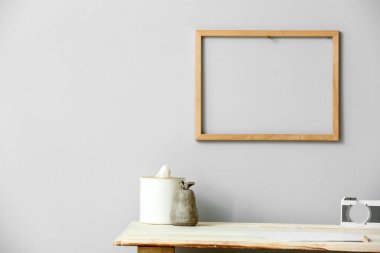 Işık duvarının yanında mendil kutusu olan modern işyeri