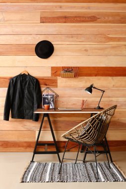 Modern işyerine sahip şık bir oda.