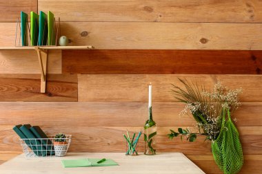 Ahşap duvarın yanında kırtasiye malzemesi olan modern işyeri