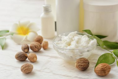 Hafif arka planda tereyağı ve fındıklı kase