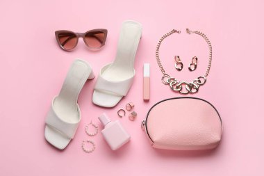 Renk arka planında ayakkabı ve kozmetik ürünleri olan kadın aksesuarları.