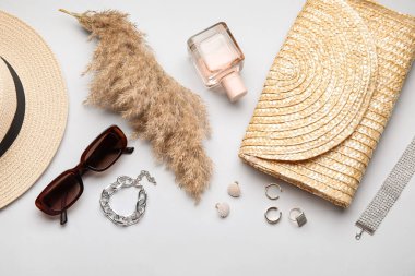 Beyaz arka planda kadın aksesuarları, yakın plan.