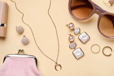 Renkli arka planda kadın aksesuarları seti, yakın plan