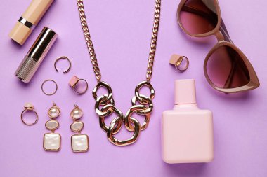 Renkli arka planda kadın aksesuarları ve kozmetik ürünleri