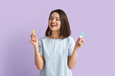 Renkli kontakt lensli genç kadın