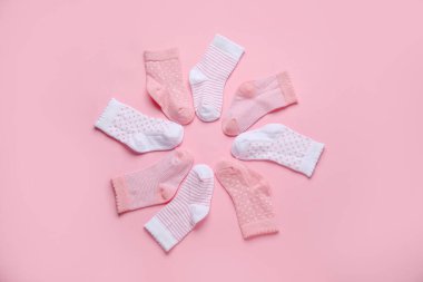 Renkli arka planda farklı bebek çorapları