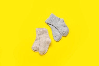 Arka planda bebek çorapları