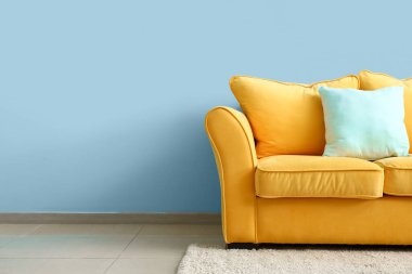 Renk duvarının yakınında rahat kanepe