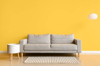 Şık bir oturma odası ve rahat bir kanepe.