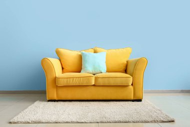 Renk duvarının yakınında rahat kanepe