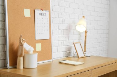 Duvarın yanında çıkartma tahtası olan modern işyeri