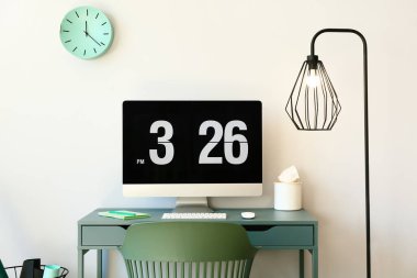 Işık duvarına yakın bilgisayarı olan modern işyeri