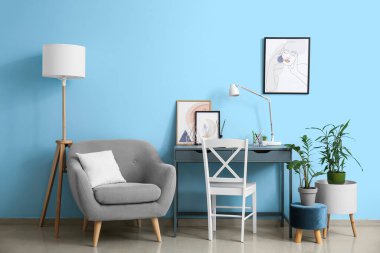 Modern iş yeri ve resimli şık bir oda.