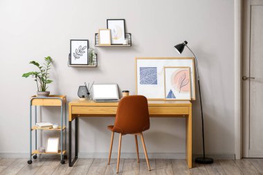 Modern iş yeri ve resimli şık bir oda.