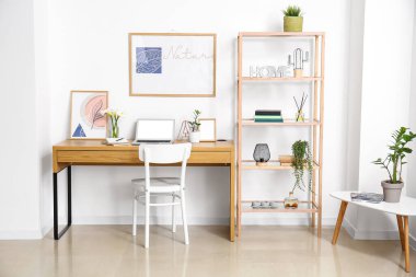 Modern işyerine sahip şık bir oda.