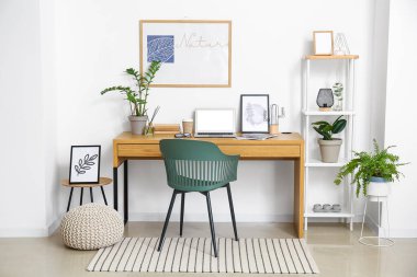 Modern işyerine sahip şık bir oda.