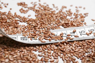 Flax tohumları ve ışık arkaplan ölçüm bandı, yakın plan