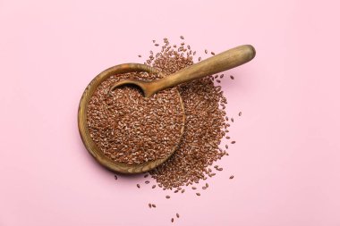 Renk arkaplanında keten tohumu olan kase