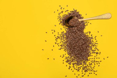 Renk arkaplanında keten tohumlu kaşık