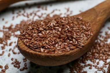 Masada keten tohumlu kaşık, yakın plan.