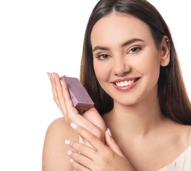 Beyaz arka planda sabunu olan güzel genç bir kadın.