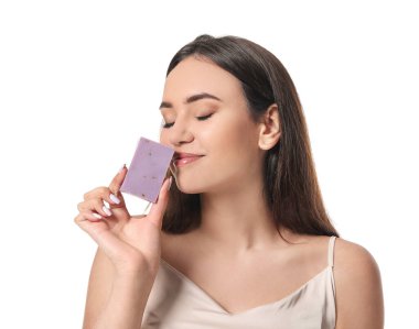 Beyaz arka planda sabunu olan güzel genç bir kadın.