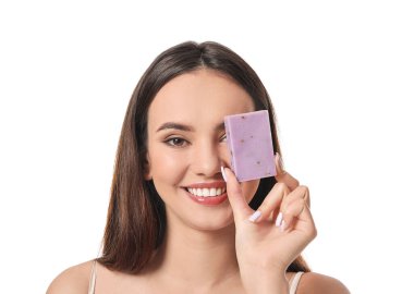 Beyaz arka planda sabunu olan güzel genç bir kadın.