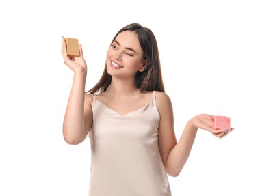 Beyaz arka planda sabunu olan güzel genç bir kadın.