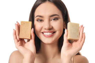 Beyaz arka planda sabunu olan güzel genç bir kadın.