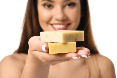 Beyaz arka planda sabunu olan güzel genç bir kadın.