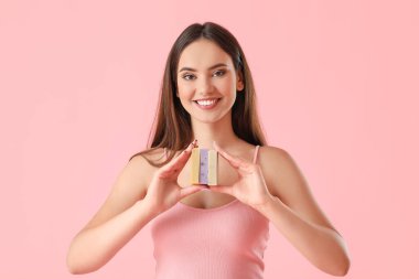 Renkli sabunu olan güzel bir genç kadın.