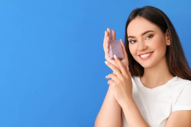 Renkli sabunu olan güzel bir genç kadın.