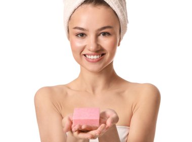 Beyaz arka planda sabunu olan güzel genç bir kadın.