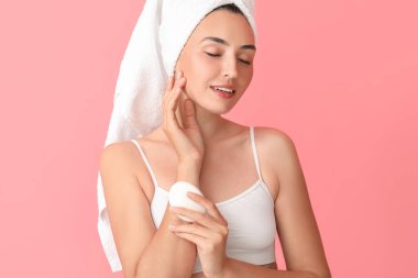 Renkli sabunu olan güzel bir genç kadın.