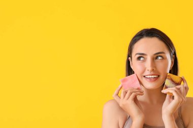 Renkli sabunu olan güzel bir genç kadın.