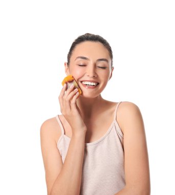 Beyaz arka planda sabunu olan güzel genç bir kadın.