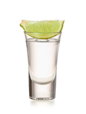 Beyaz arka planda limonlu lezzetli tekila.