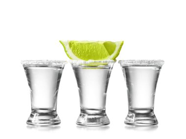 Beyaz arka planda limonlu tekila.