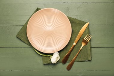 Renkli ahşap arka planda şık masa ayarı ve ranunculus çiçeği