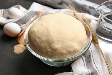 Koyu arkaplanda taze hamurlu kompozisyon